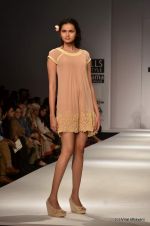 Model walk the ramp for Manish Gupta Show at Wills Lifestyle India Fashion Week 2012 day 3 on 8th Oct 2012 (40).JPG